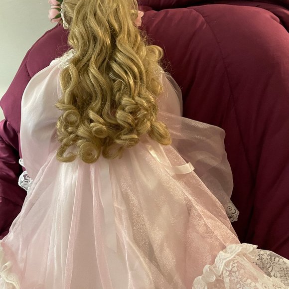 "CHERIE" PORCELAIN DOLL BY WORLD FAMOUS DOLL DESIGNER RUSTIE - Picture 7 of 10